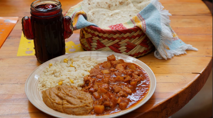 El Ware cocina guisos chihuahuenses y tortillas de harina hechas a mano en Chihuahua
